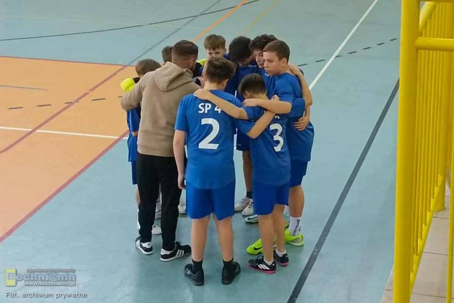 Reprezentacja SP nr 4 w Bochni mistrzem Małopolski w halowej piłce nożnej chłopców