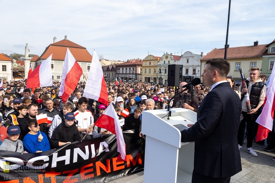 Sławomir Mentzen w Bochni: tłumy na Rynku, ostre przemówienie i krytyka elit – ZDJĘCIA, WIDEO