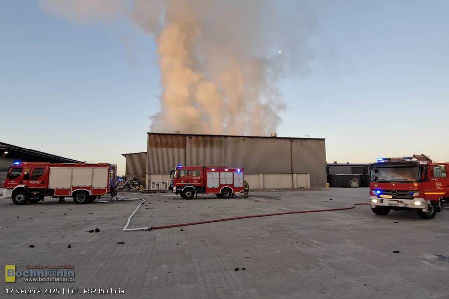 🔴 Pożar hali i składowiska opon w Bochni przy ul. Krzyżanowickiej. realizowane są działania gaśnicze – ZDJĘCIA