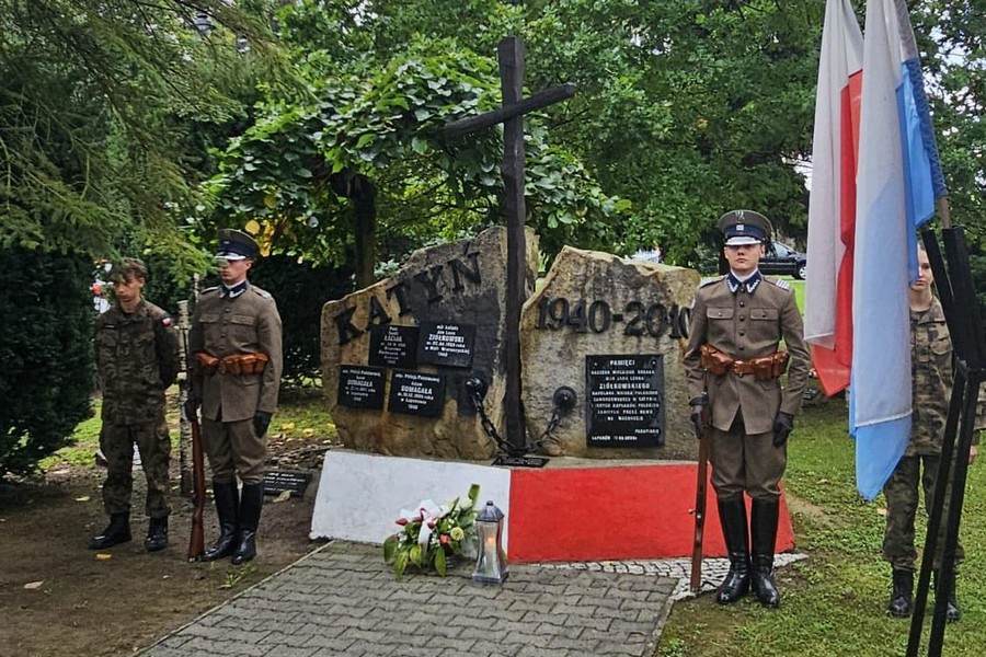 Łapanów. Odsłonięto tablicę ku czci kapelanów pomordowanych w Katyniu