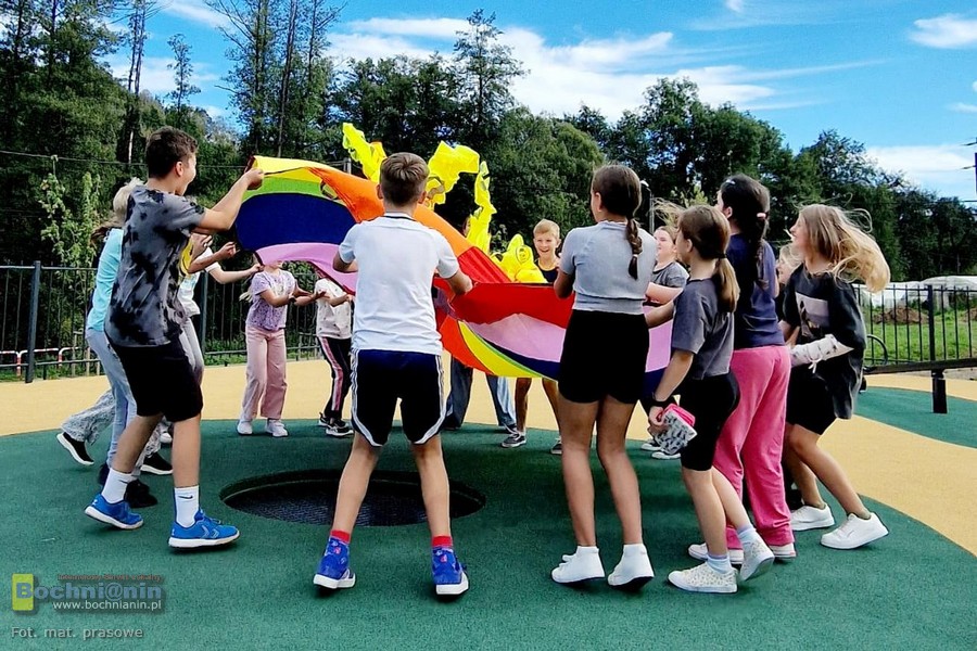 Nowy Wiśnicz. Otwarto nową przestrzeń rekreacyjną przy szkole – ZDJĘCIA