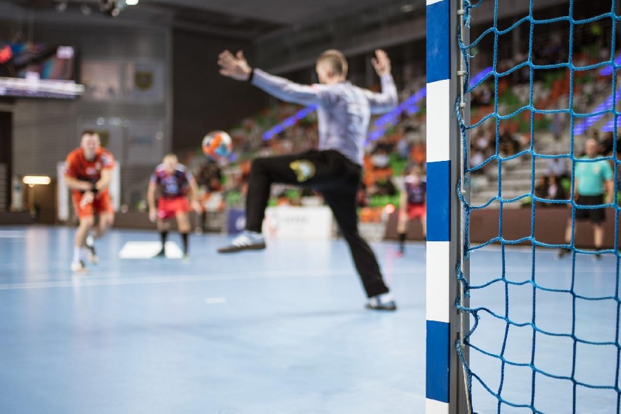 🔸 Podstawowe przepisy w piłce manualnej – boisko, pozycje, punktacja