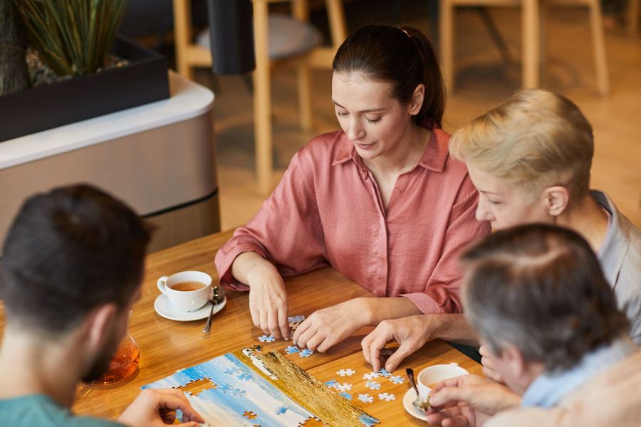 🔸 Dlaczego planszówki znów są modne? Fenomen powrotu do wspólnej zabawy offline