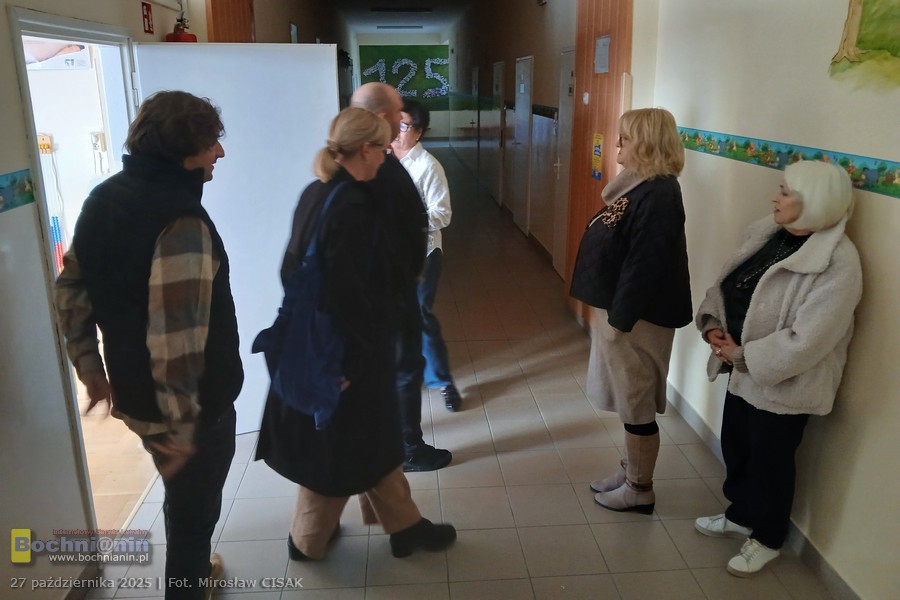 Bochnia. Radni komisji oświaty zwiedzili SP4. Szkoła potrzebuje pilnego remontu