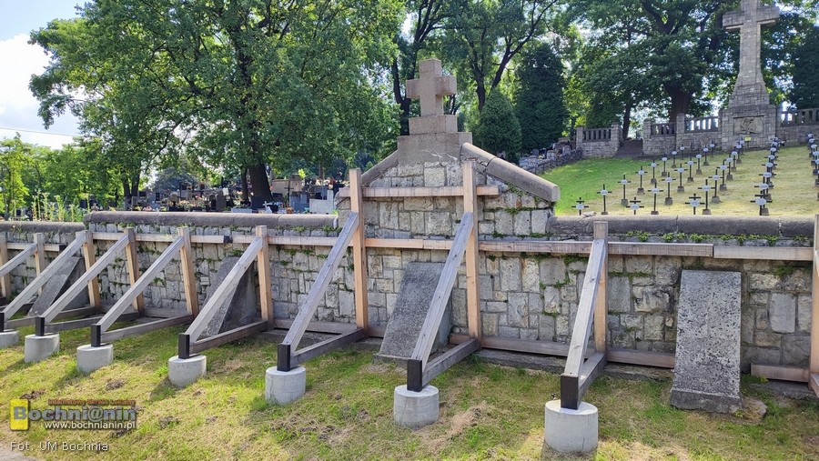 🔸 Trwa remont ogrodzenia cmentarza wojennego nr 314 w Bochni
