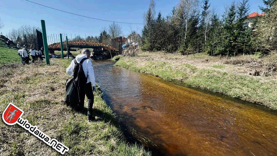 Włodawa: Grupa więźniów sprzątała Włodawkę w ramach Operacja Czysta Rzeka