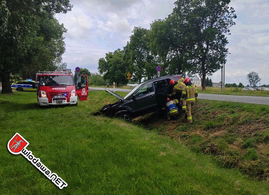 Włodawa na sygnale: 70-latka wyjeżdżała z parking pod marketem i wjechała prosto do rowu