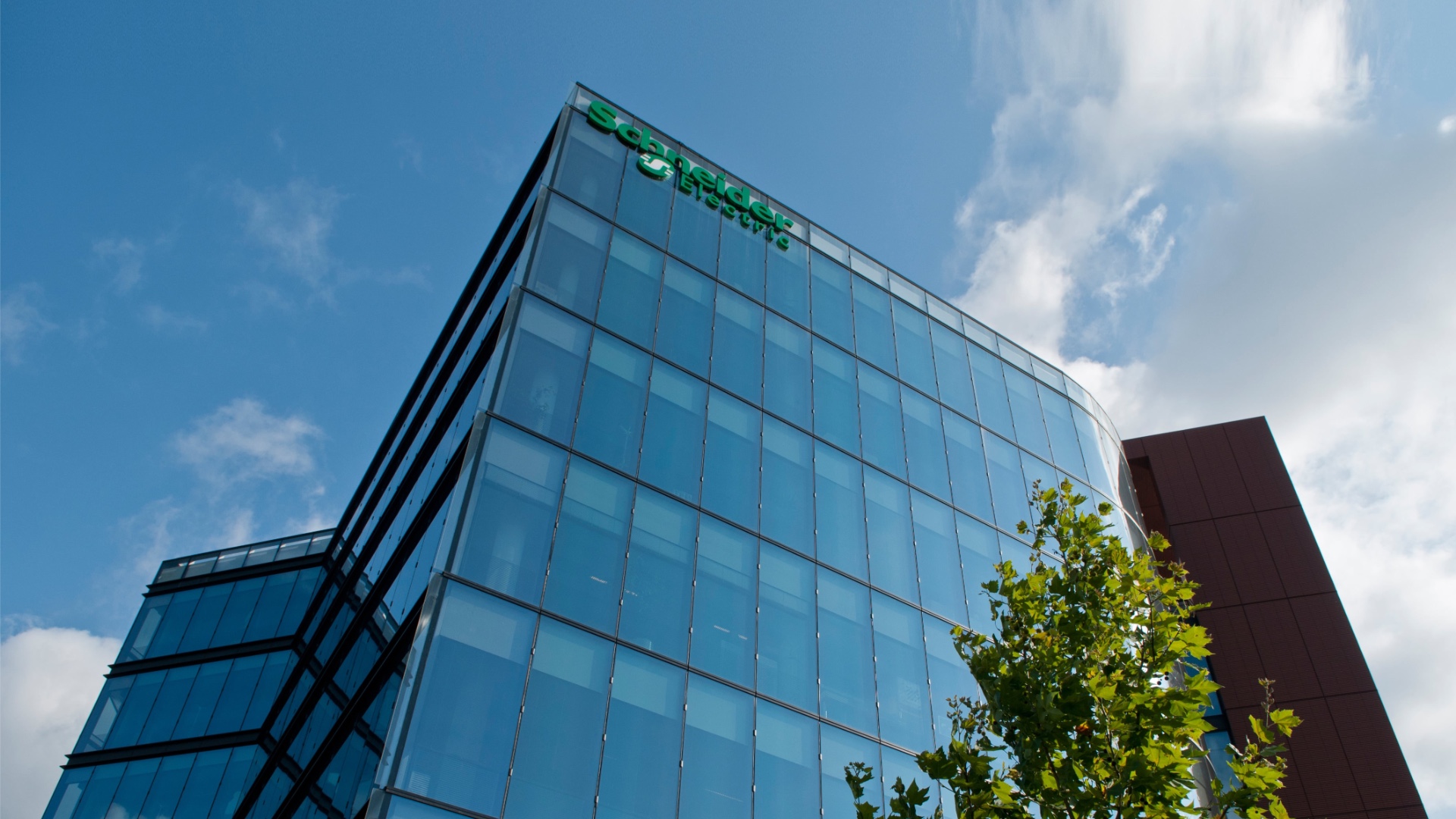 Schneider Electric wprowadza cyfrowego bliźniaka dla fabryk AI wspólnie z ETAP i NVIDIA