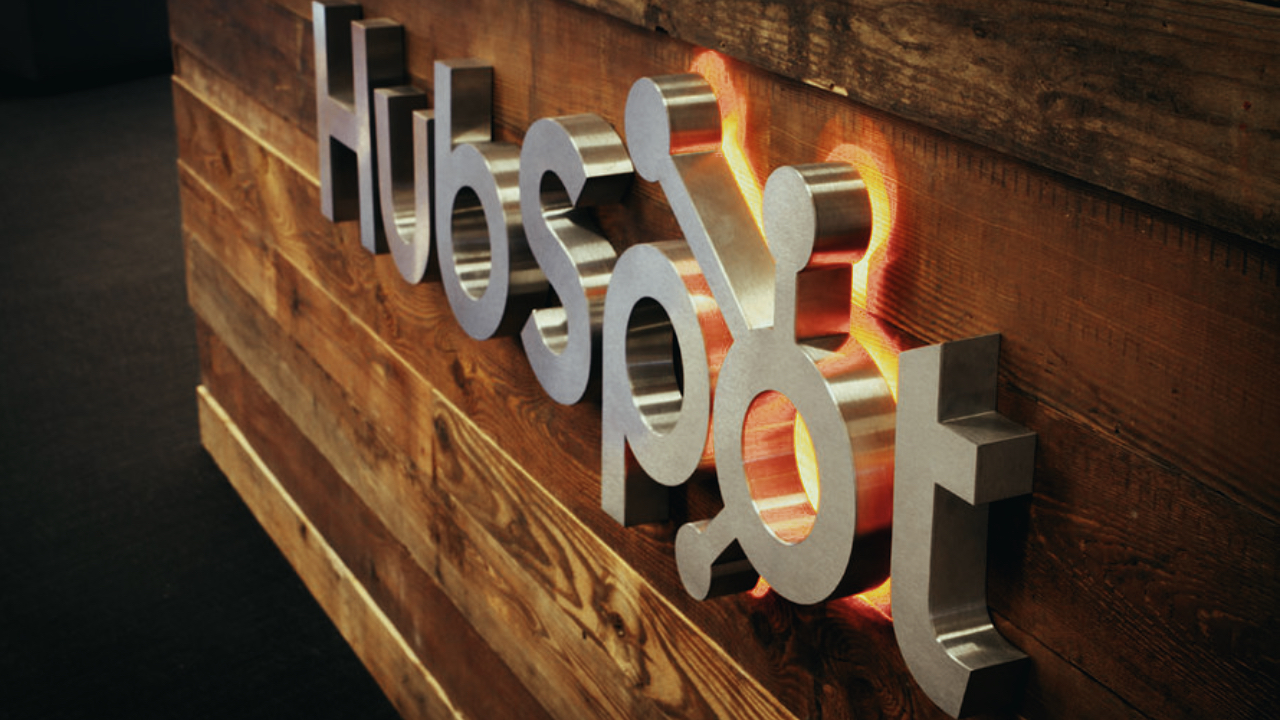 HubSpot stawia na AI. 200 nowych funkcji ma przyspieszyć pracę zespołów i skrócić czas obsługi klienta