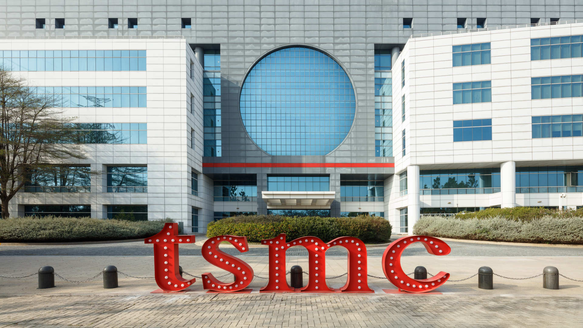 TSMC balansuje między polityką a technologią. AI trzyma kurs
