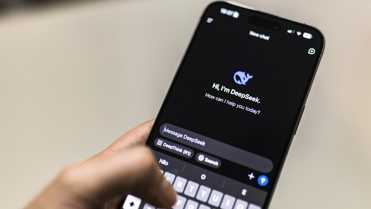 DeepSeek wstrzymuje prace nad R2 przez brak chipów Nvidia