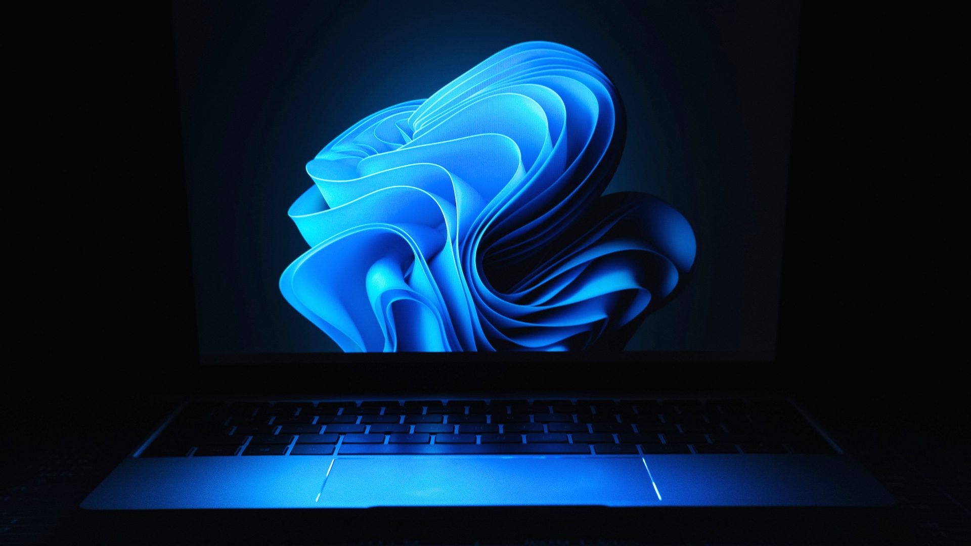 Windows 11 wreszcie popularniejszy od swojego poprzednika. Pomogła presja Microsoftu