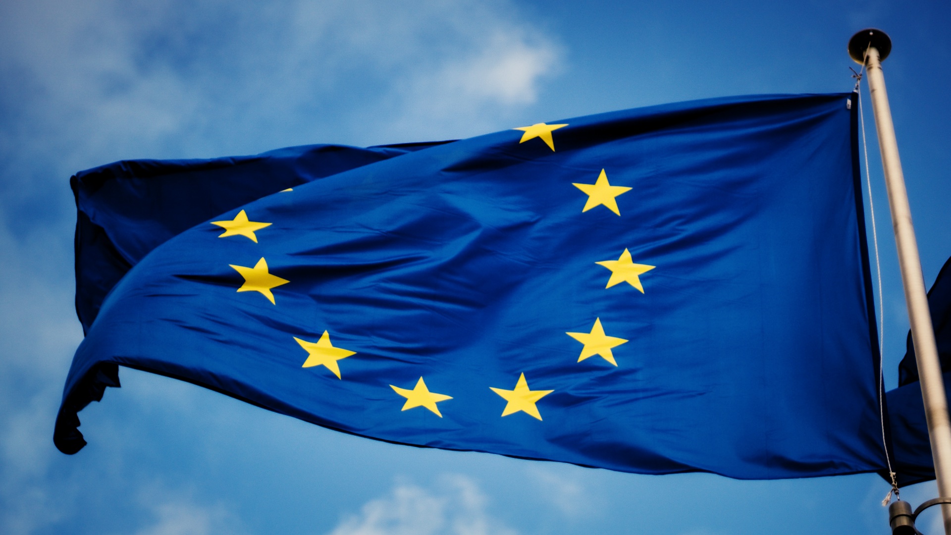 AI Act, czyli gra o zaufanie. Jak Europa chce wygrać z USA, regulując AI