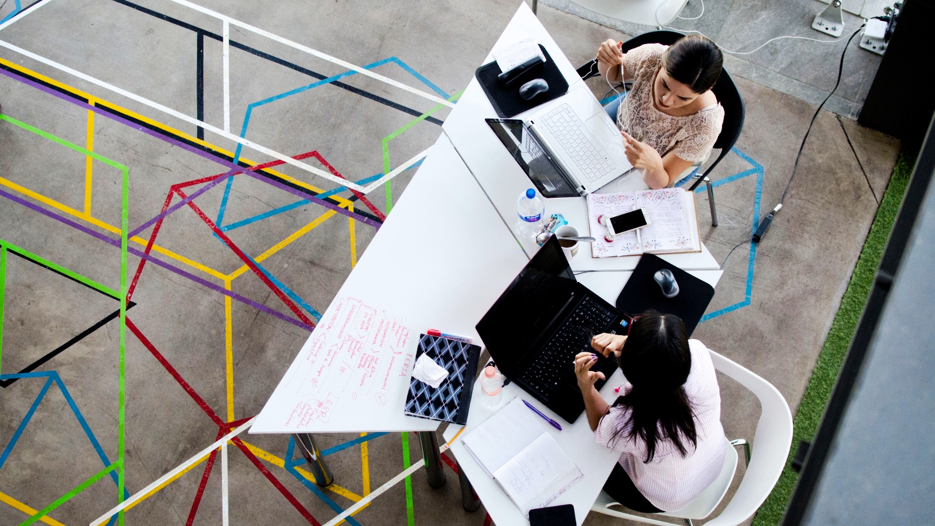 Lojalność umarła, niech żyje sens. Jak zarządzać w IT, gdy „owocowe czwartki” już nie działają