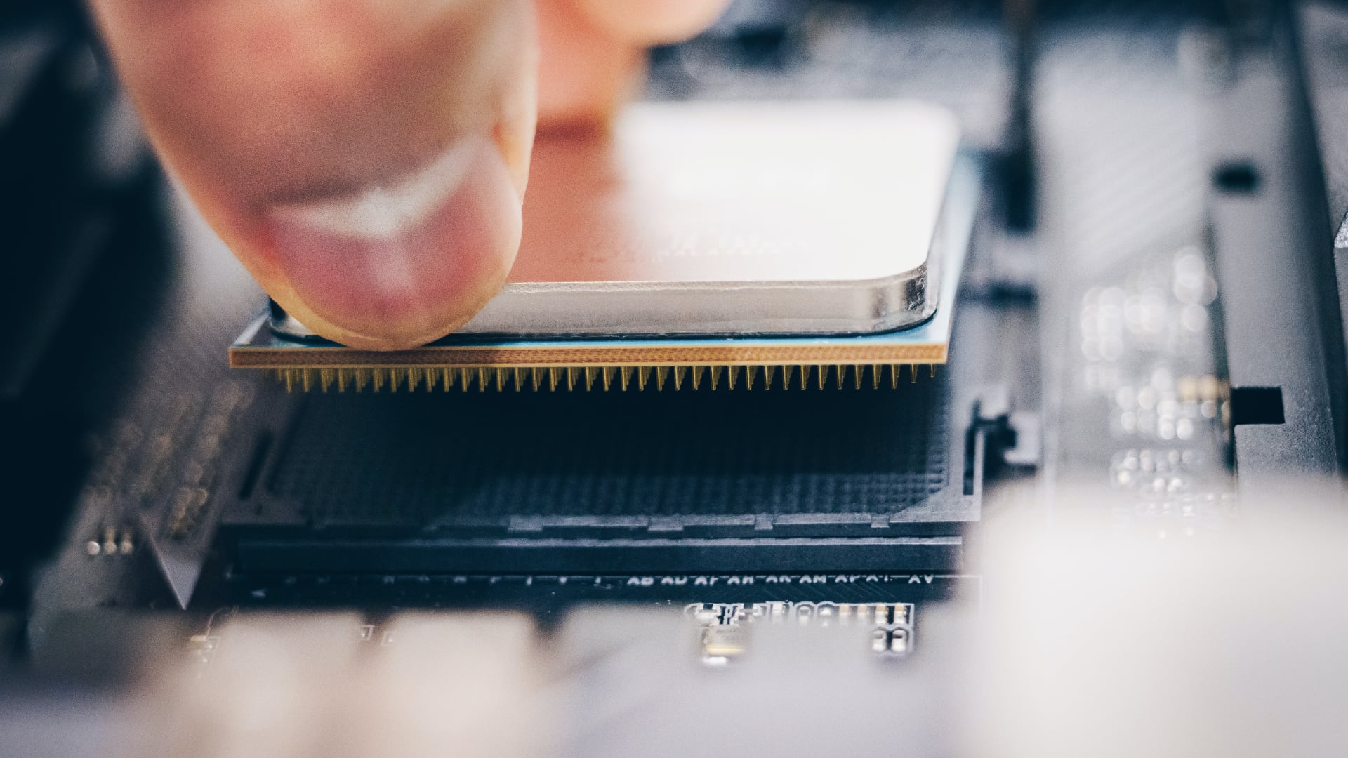 Od solisty do menedżera. Jak CPU oddał koronę, by ratować wydajność