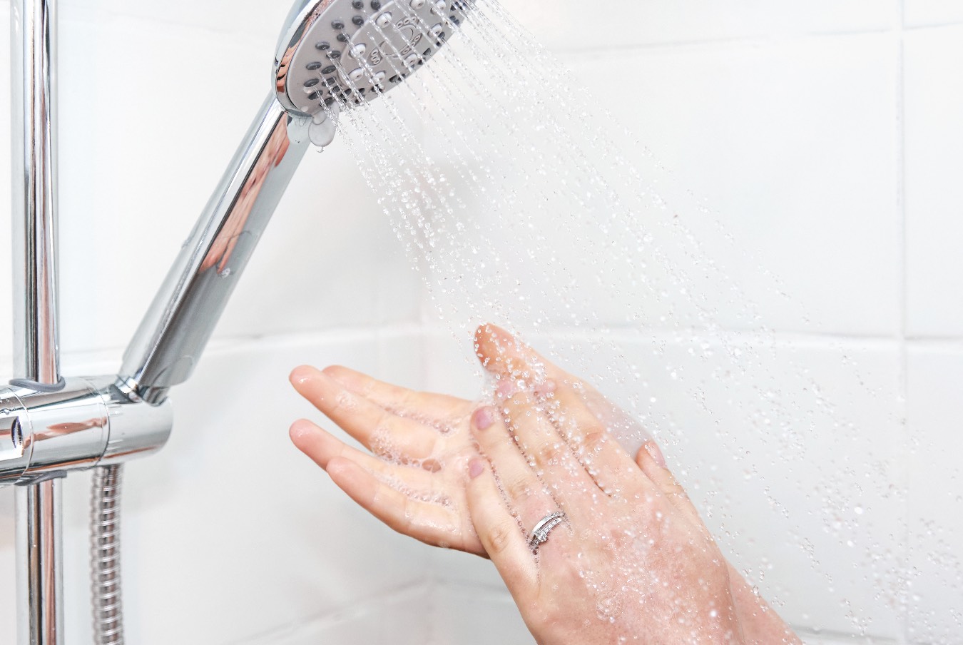 Kąpiel po 22 a cisza nocna. Czy grozi za to kara? Przepisy są dla wielu zaskoczeniem