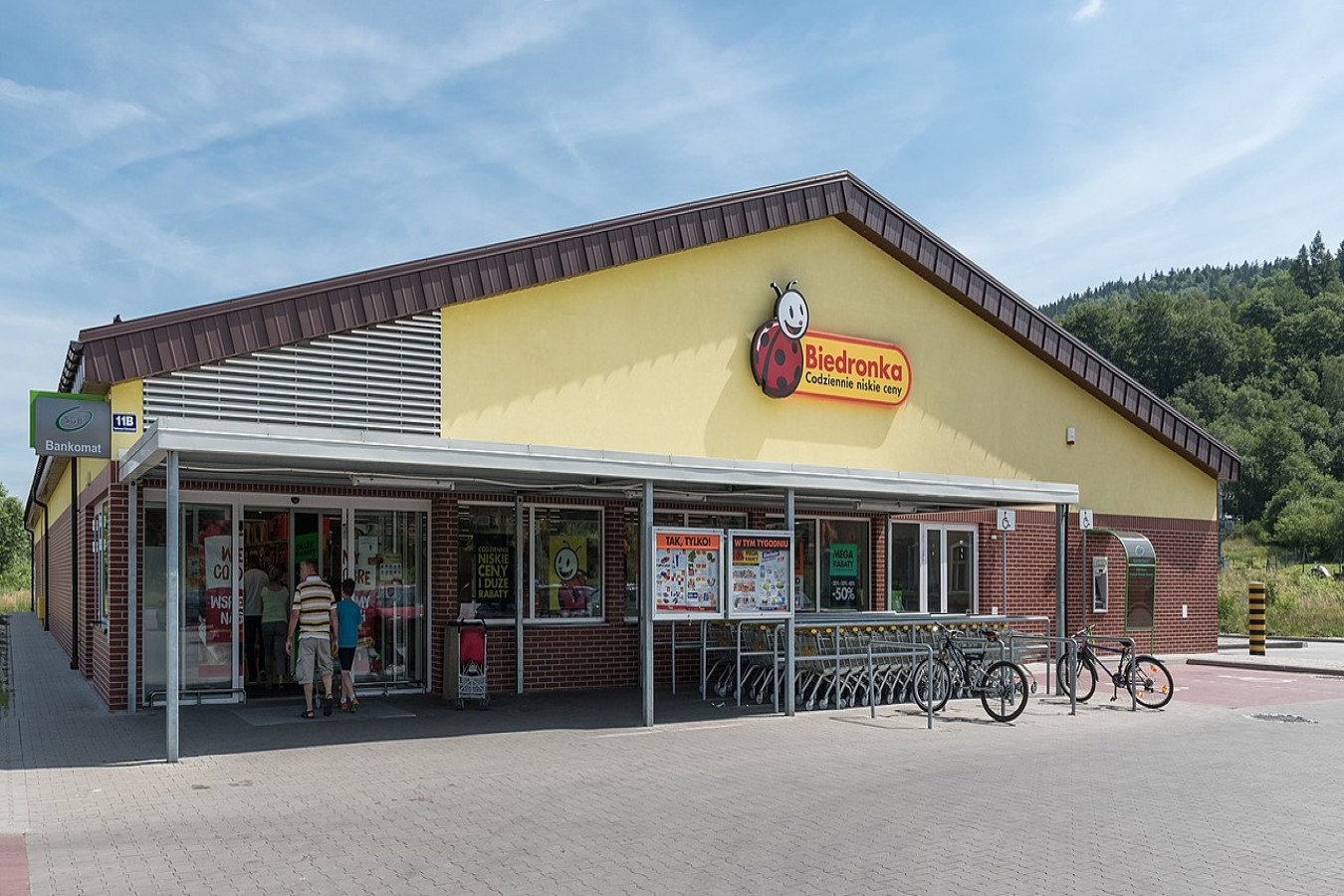 Biedronka naklejki – do kiedy? Chętni na pluszaki muszą się pośpieszyć