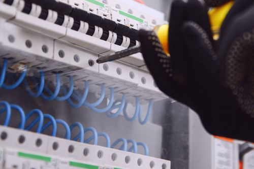 Lokalizacja rozdzielnicy elektrycznej - przepisy prawne i normy