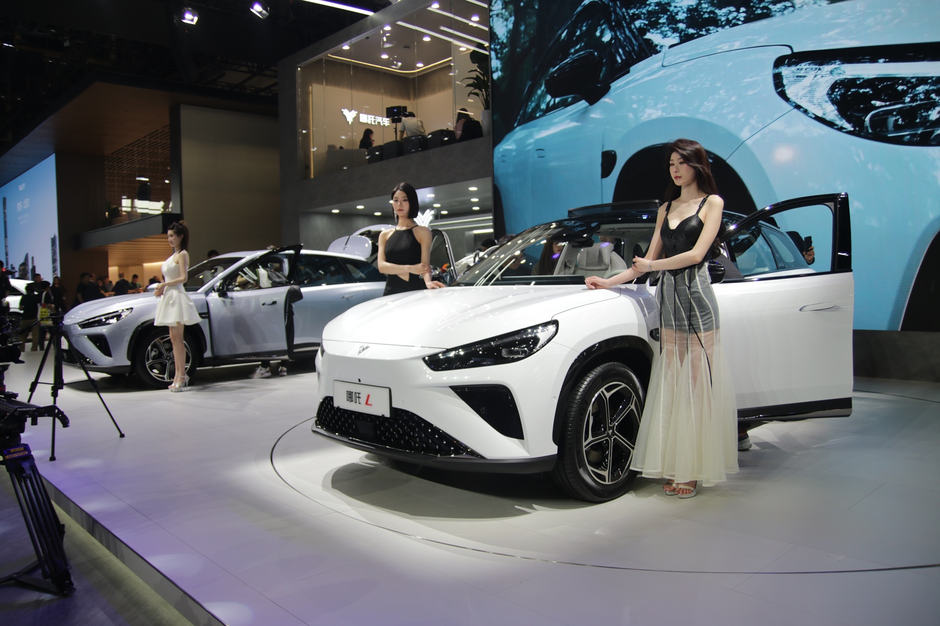 Nowe auto z Chin z dostawą do domu. I homologacją! Walka o klienta nabiera tempa