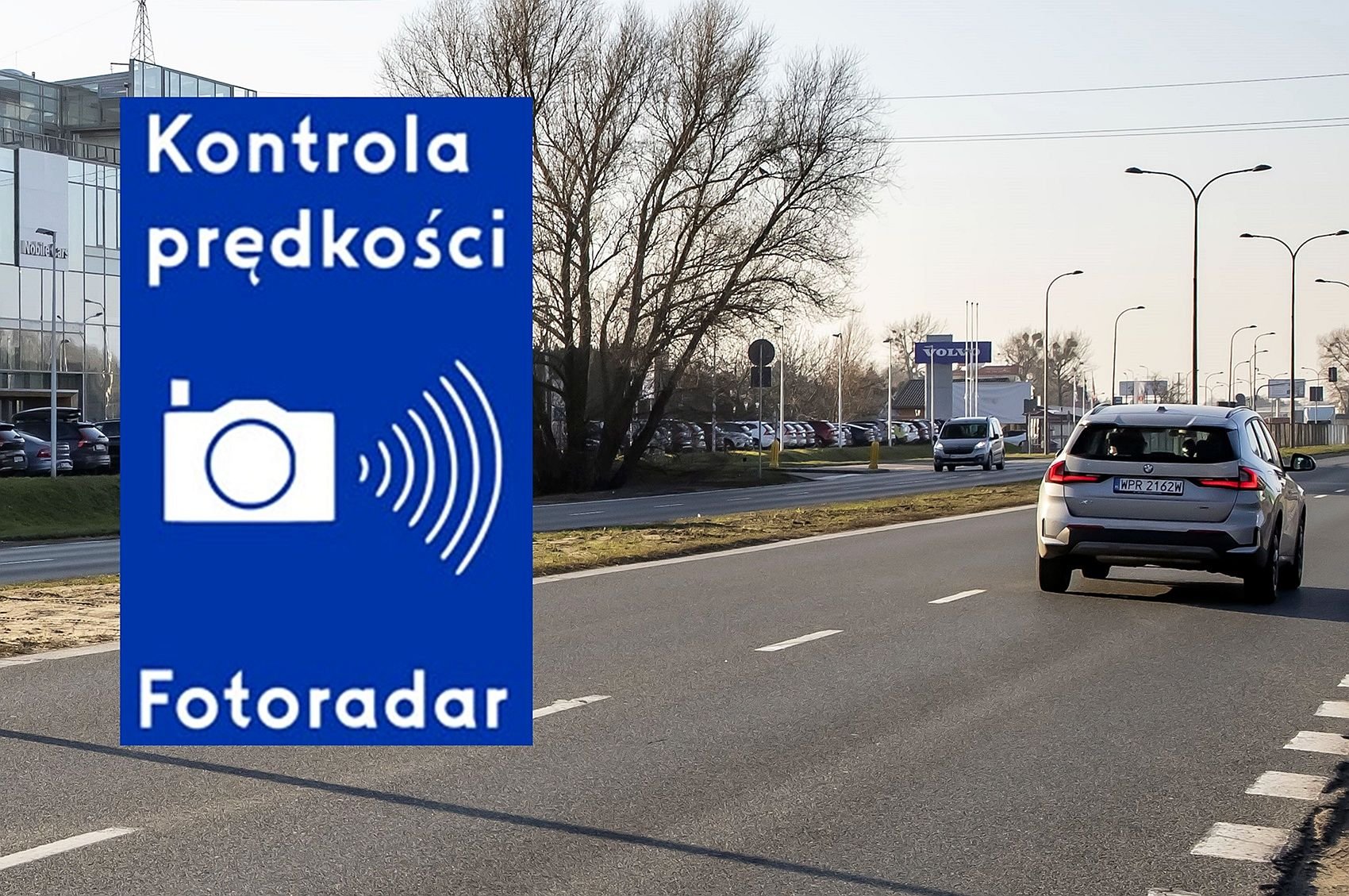 Nowy fotoradar na miejskiej wylotówce. Obok stoi kolejny