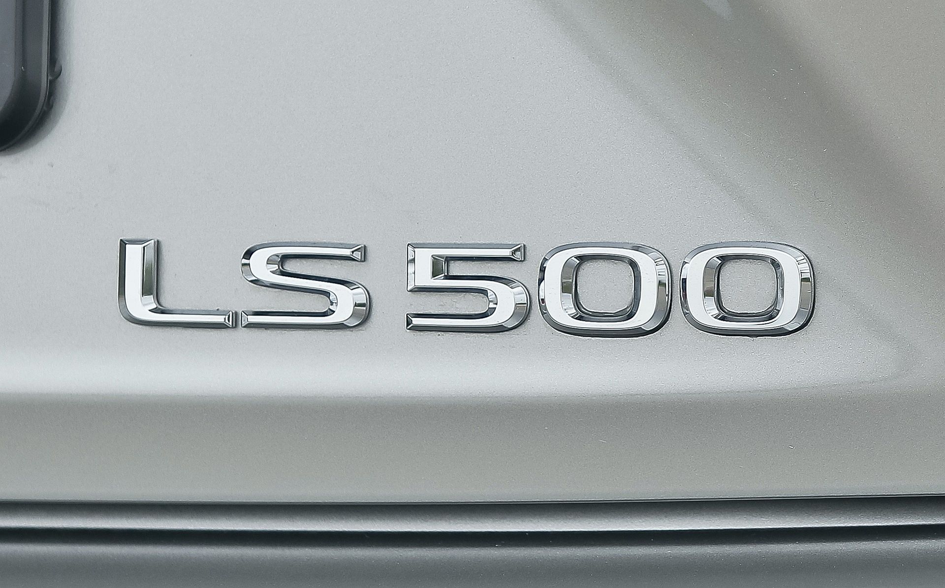 Lexus LS minivanem? Emocjonalna zapowiedź nowej generacji