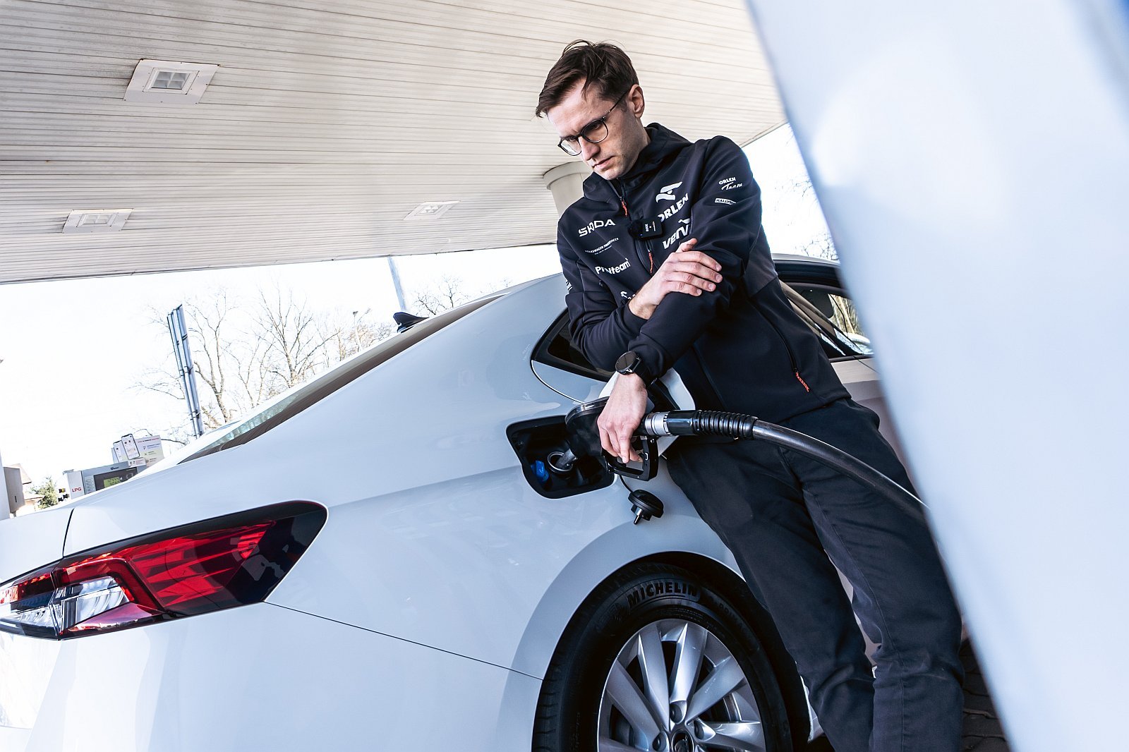 Polski rajdowiec bije rekord świata w oszczędzaniu paliwa – 2831 km na jednym baku Skodą Superb