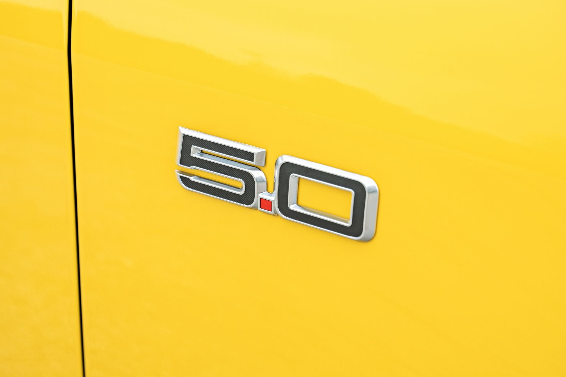 Najtańsze nowe auto z V8. W tej cenie to prawdziwa okazja!