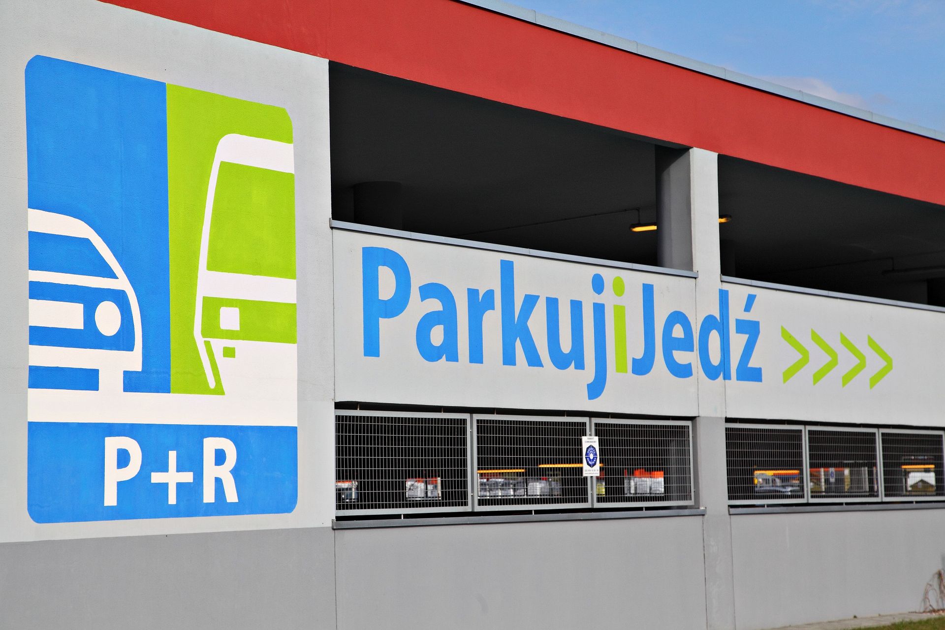 Parkuj i Jedź w Warszawie. Gdzie są parkingi P+R i jak z nich korzystać?