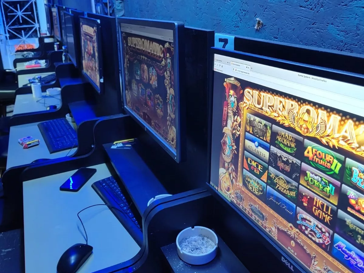 KAS Rozbija Nielegalny Hazard w Świnoujściu: Zabezpieczono 7 Stanowisk Hazardowych