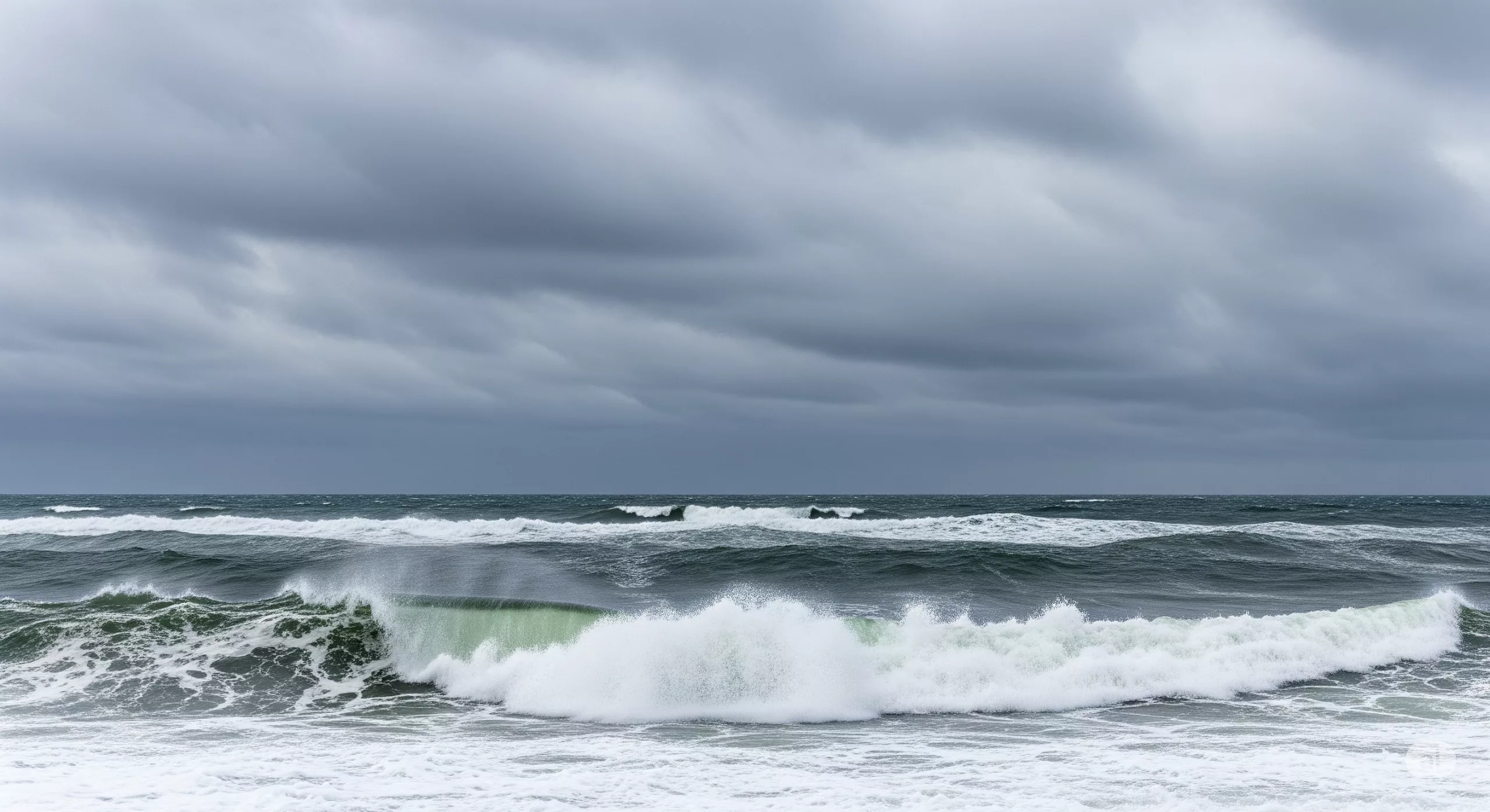 Tragiczne Zaginięcie 16-latka w Dziwnówku: Akcja Ratunkowa Przerwana z Powodu Silnych Fal na Bałtyku