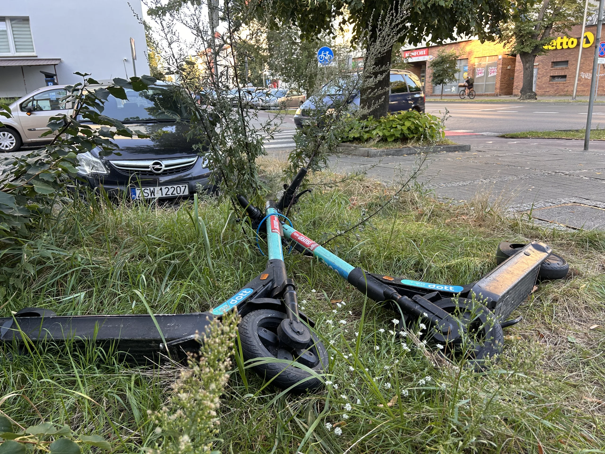 Świnoujście – Hulajnogi elektryczne pod lupą Straży Miejskiej! Koniec samowolki na chodnikach – miasto bierze się za porządek