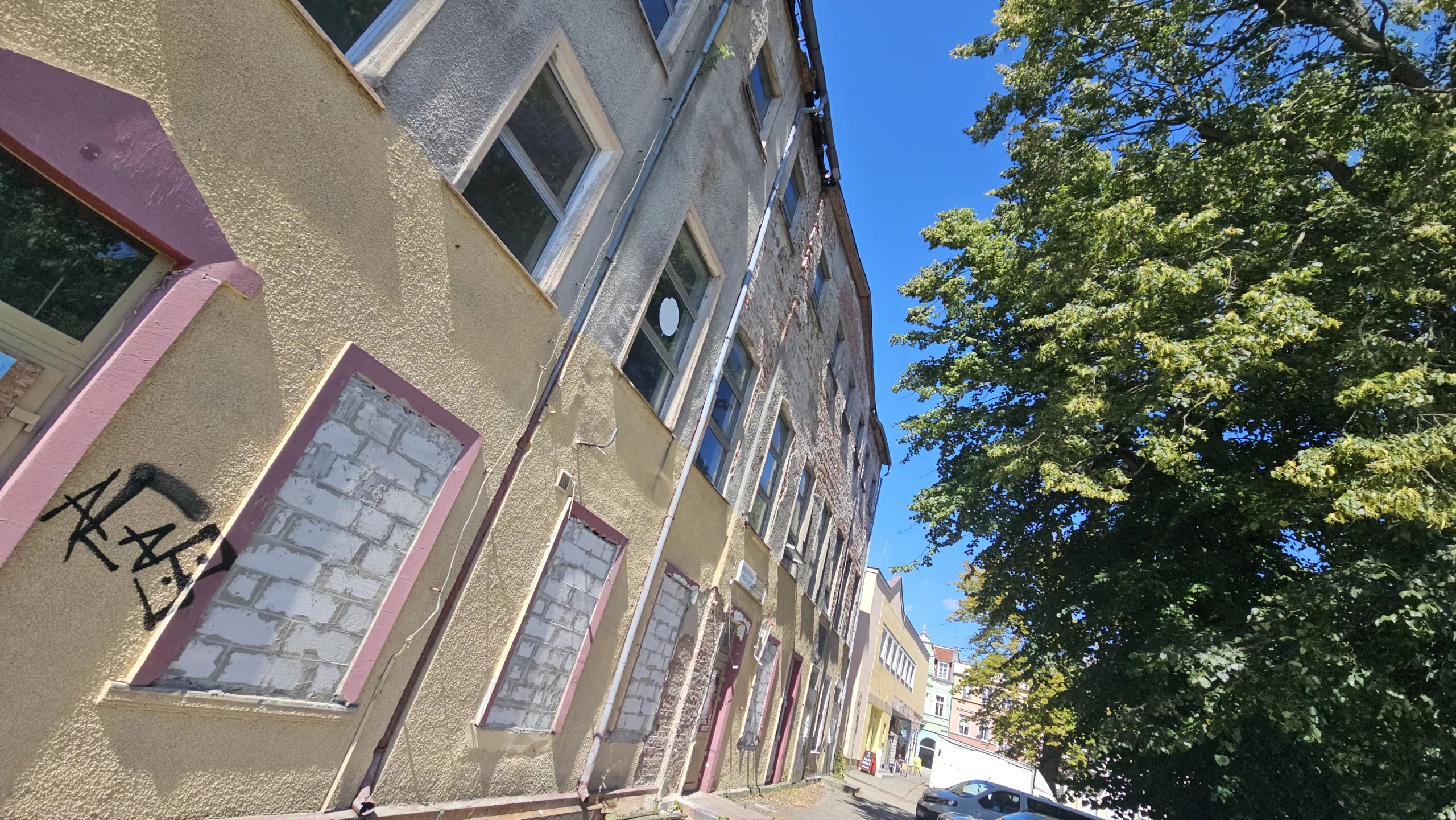 Świnoujście – czy czekamy na tragedię? Niebezpieczna ruina w centrum miasta straszy mieszkańców
