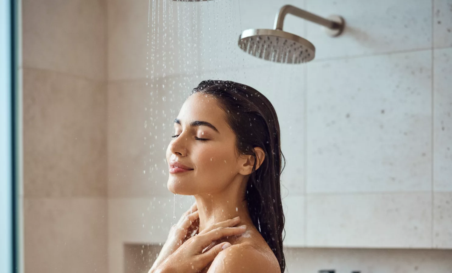 Kiedy lepiej się kąpać? Poranny i wieczorny prysznic działają inaczej