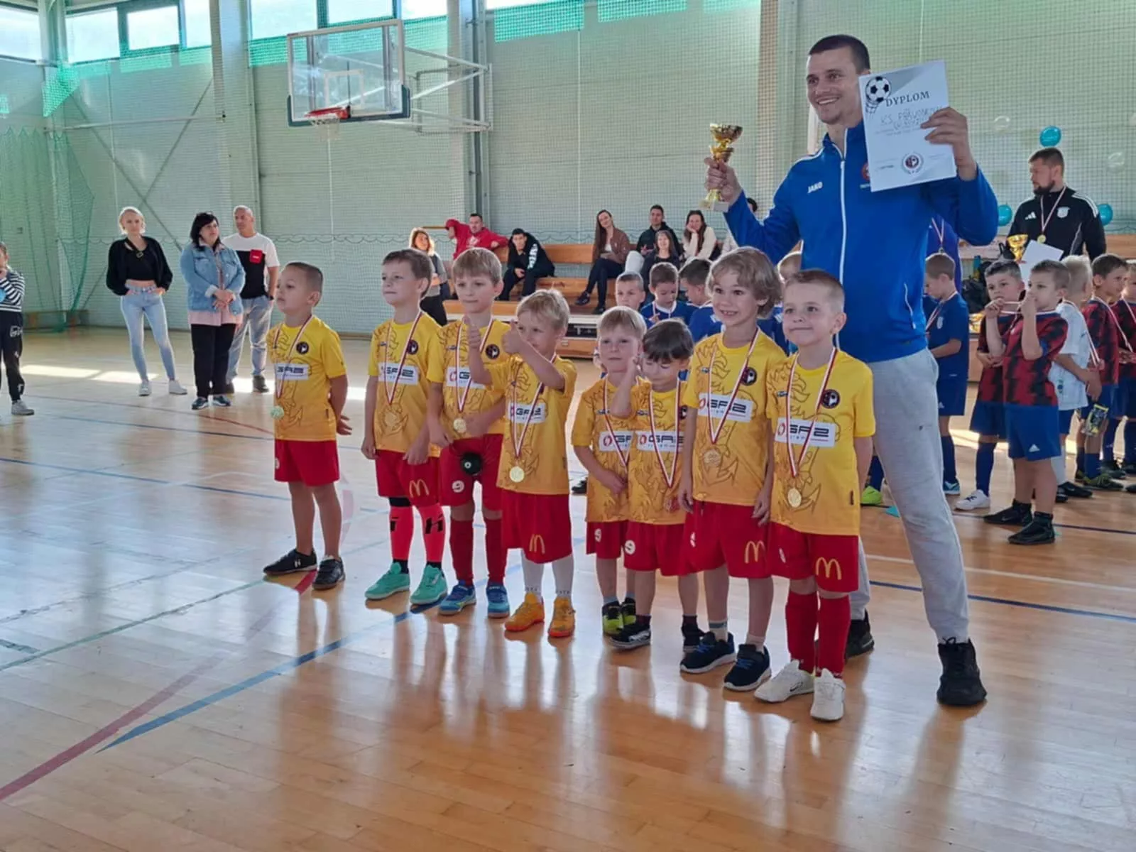 Cykl turniejów o Puchar GAZ-SYSTEM – mali piłkarze z rocznika 2019/2020 podbili halę w Warszowie