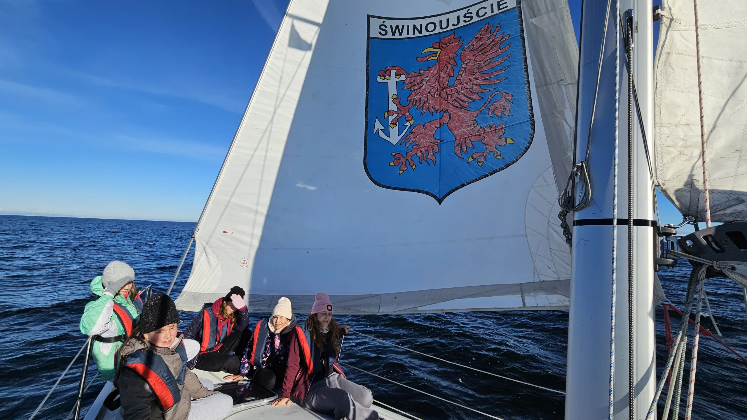 80 mil morskich na 80-lecie” — uczennice świnoujskiej Jedynki w wyjątkowym rejsie na Rugii