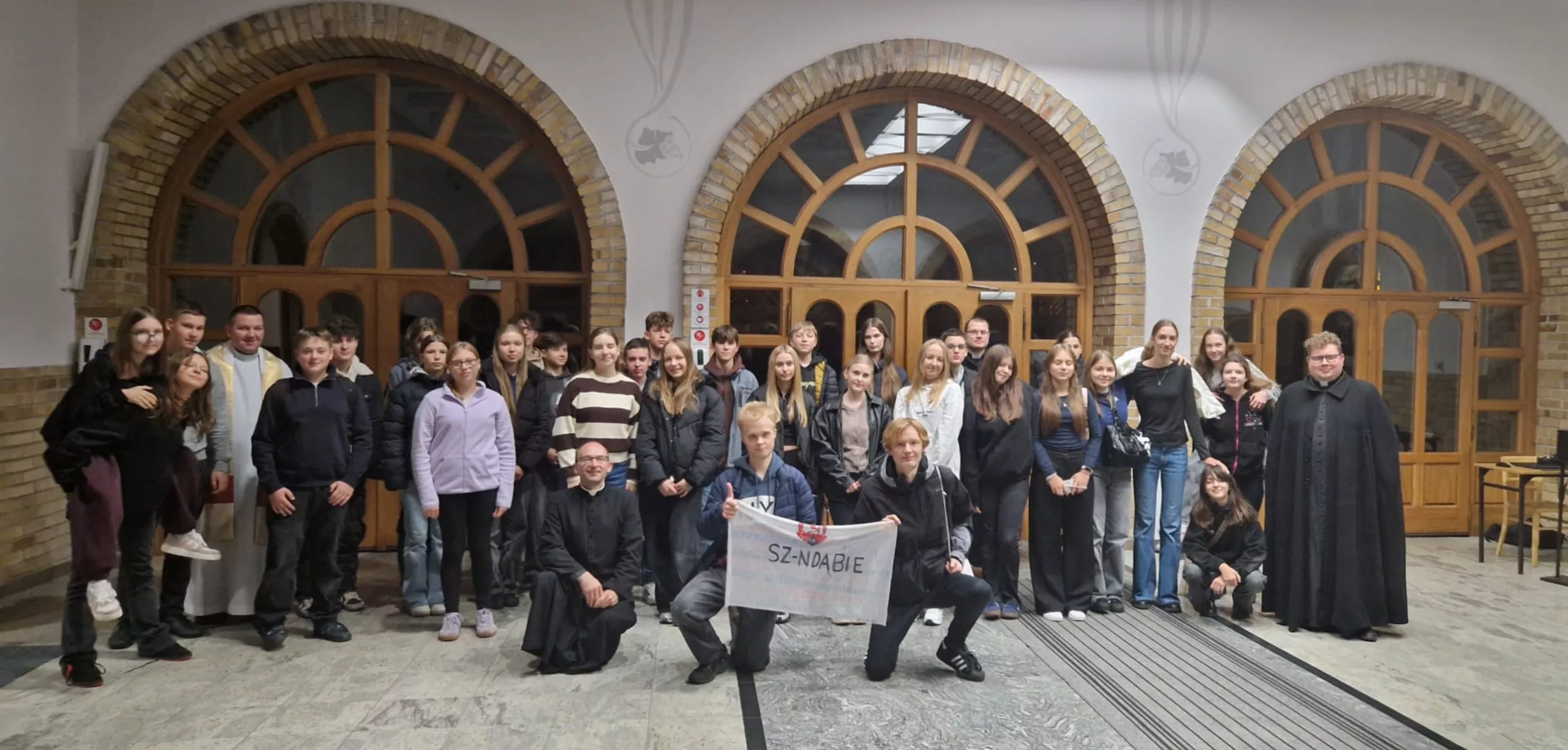 Nocne czuwanie młodzieży w parafii Kozala w Świnoujściu – modlitwa, śpiew i wspólnota