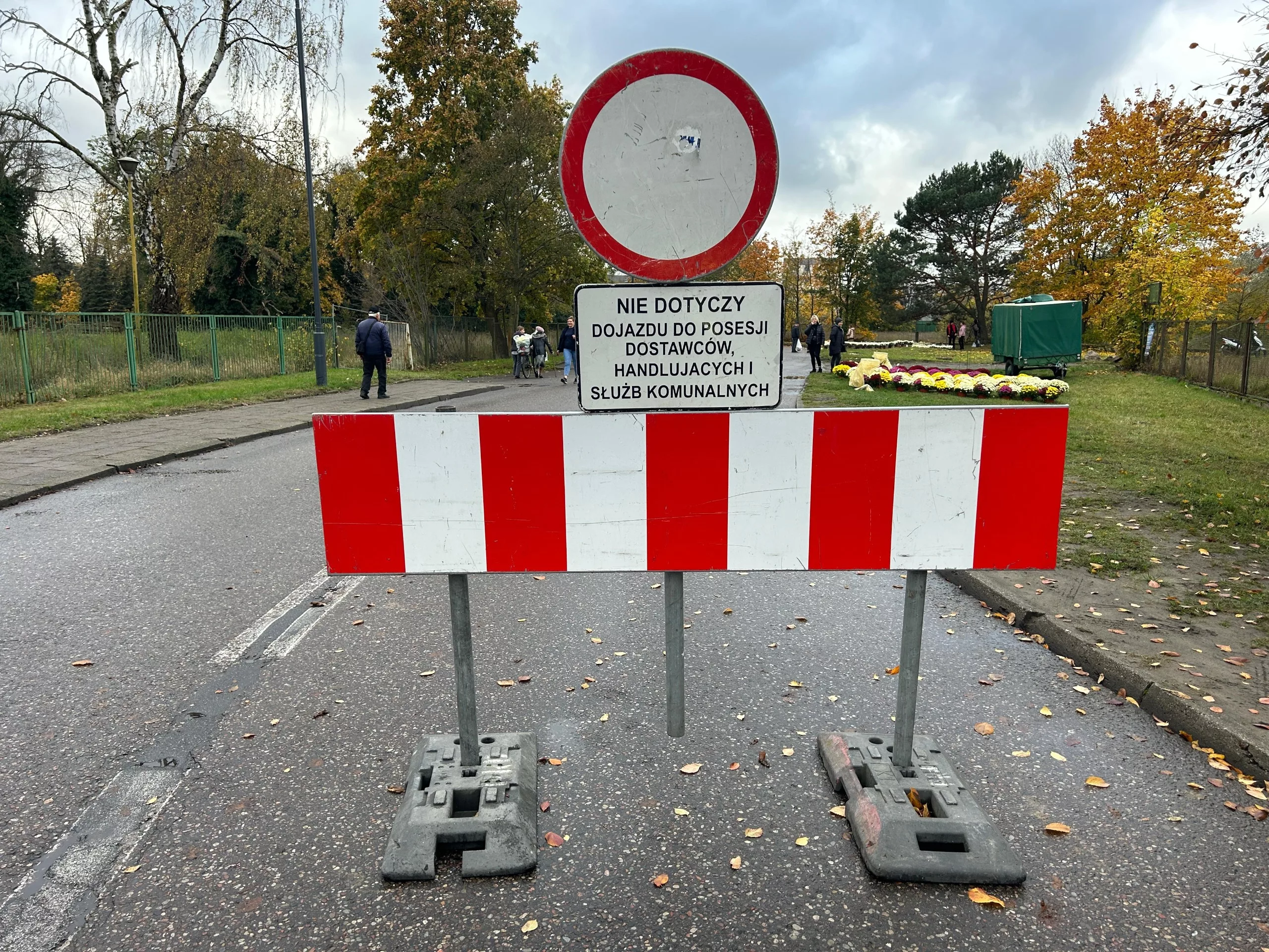 Bezpiecznie we Wszystkich Świętych – zmiany w ruchu, porady i policyjne apele 