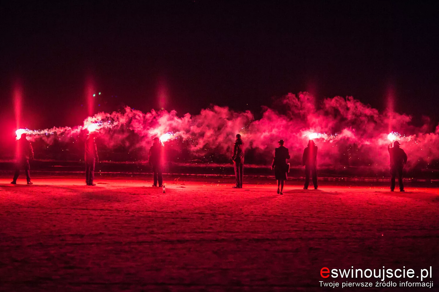 Świnoujście w blasku zniczy! Morze upomina się o swoich ludzi – wzruszające Morskie Zaduszki 2025