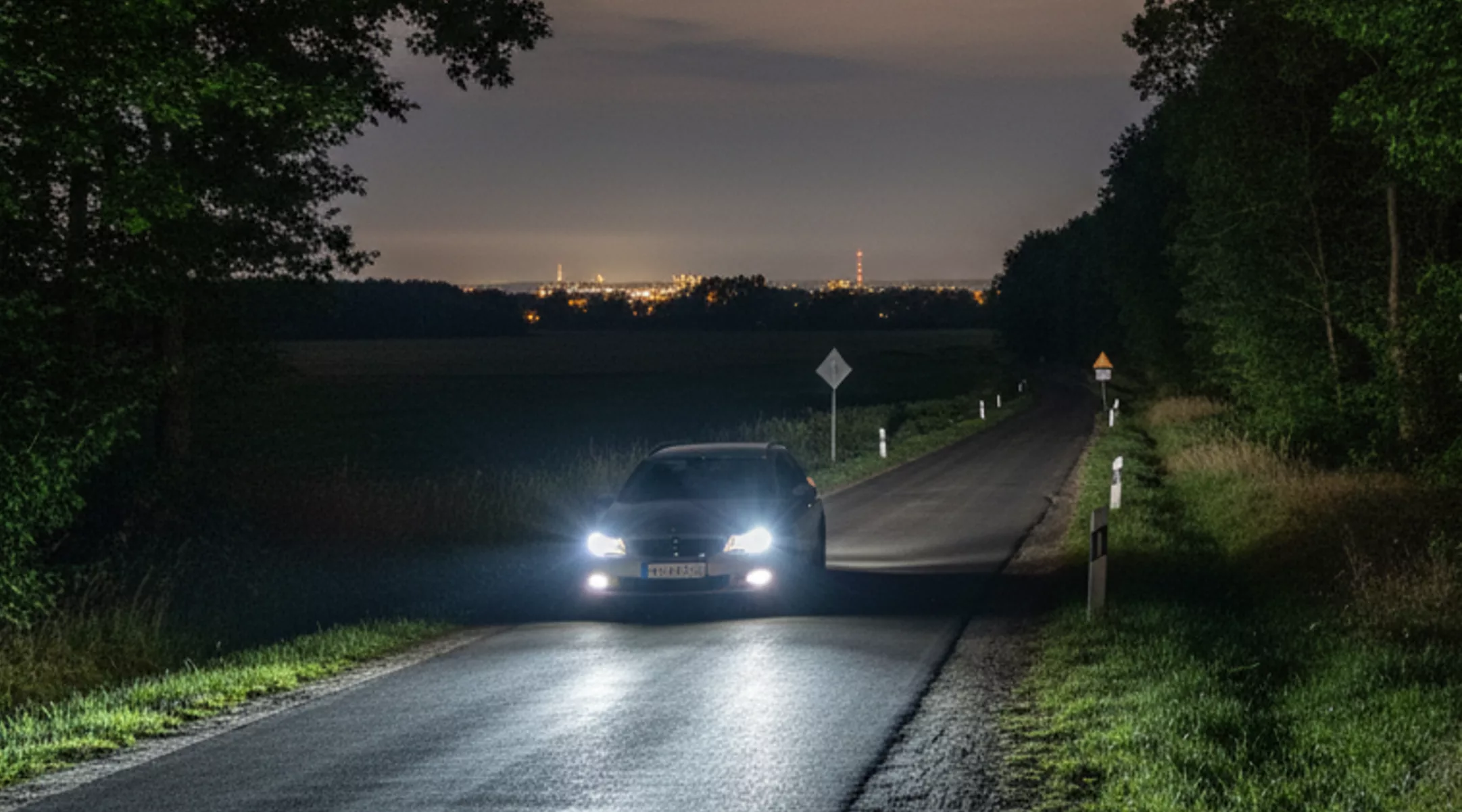 Bezpieczna jazda nocą po drogach wiejskich wokół Szczecina