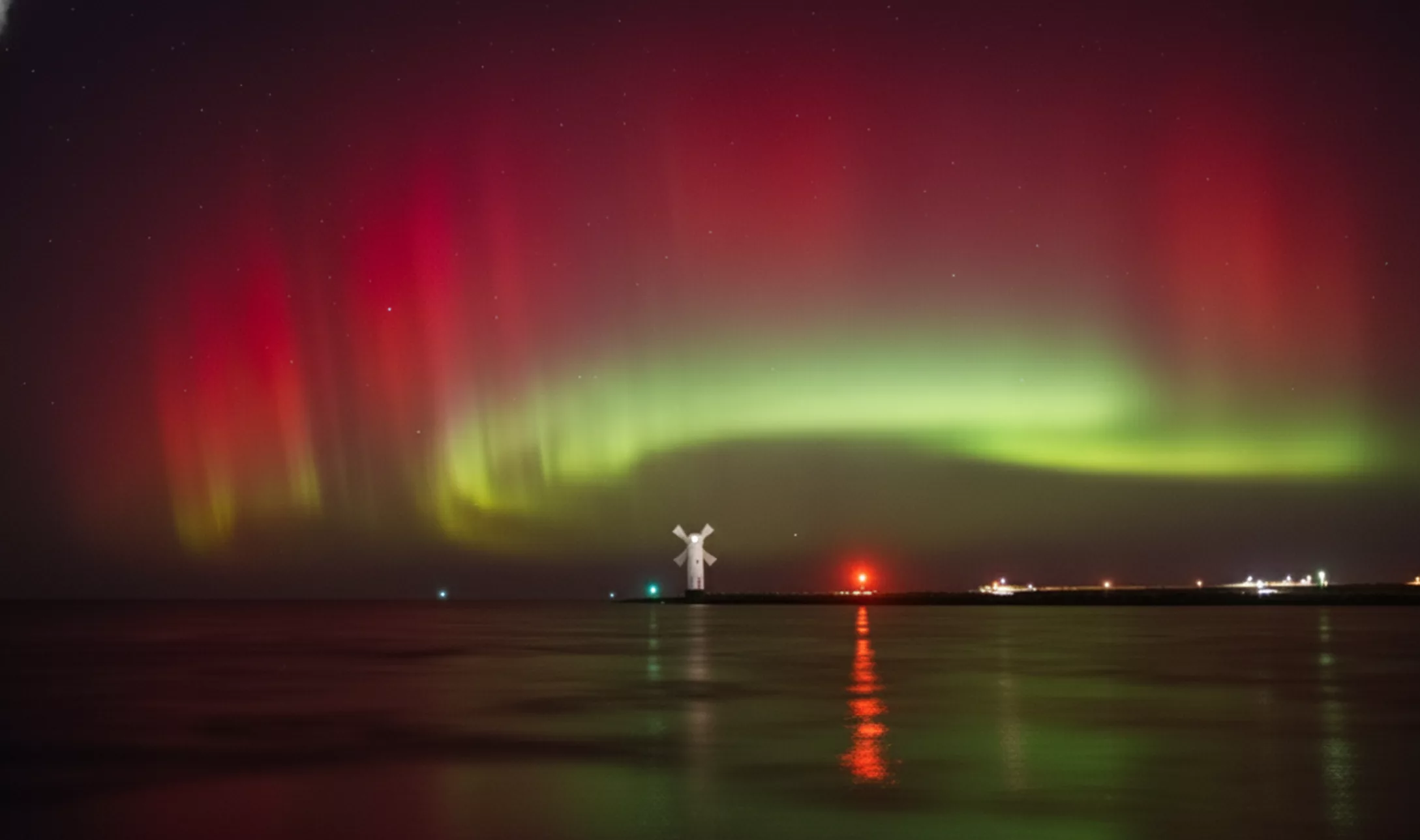 Niebo zapłonęło nad Świnoujściem! – Niesamowite zdjęcia zorzy – Krzysztof Kost