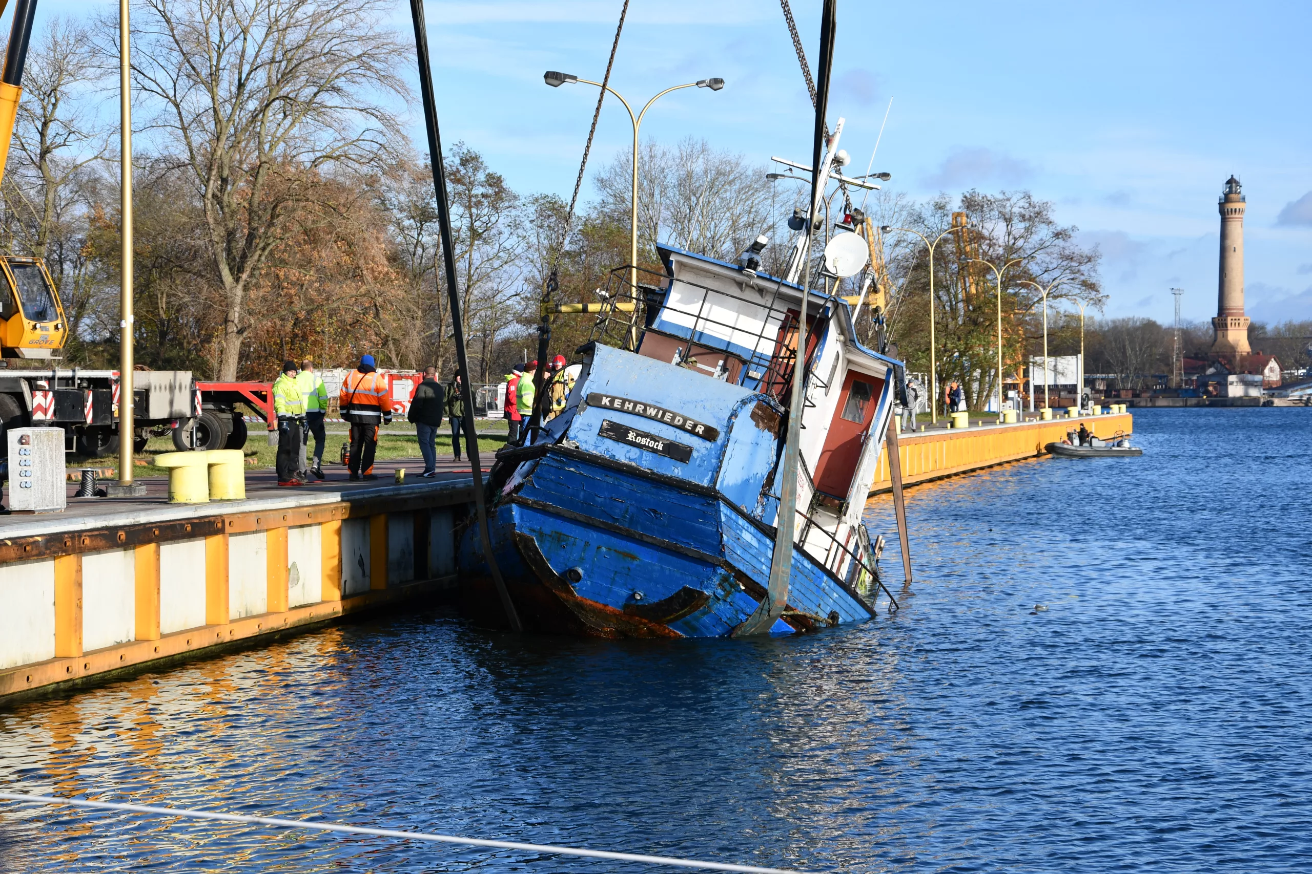 Świnoujście. Wydobycie wraku kutra Kehrwieder w Basenie Północnym