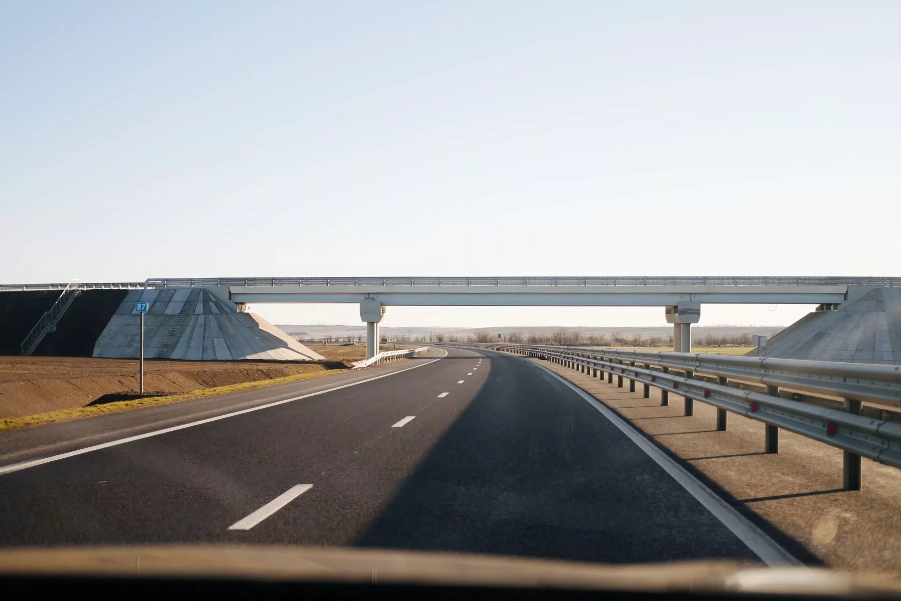 Wyprzedzanie na autostradzie – jak robić to poprawnie?