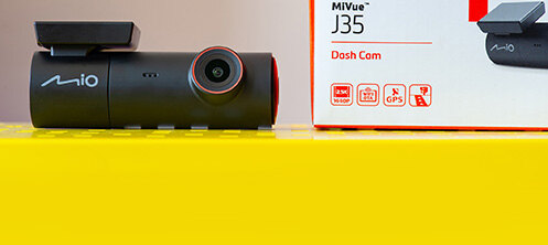 Recenzja Mio MiVue J35. Dyskretny wideorejestrator z GPS i ostrzeganiem o fotoradarach za około 300 zł. Wady też są