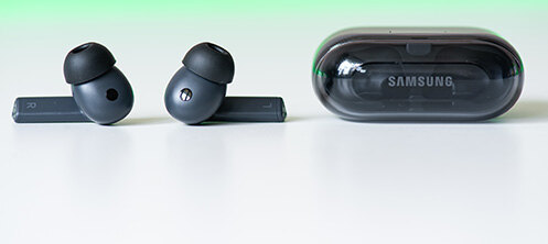 Recenzja Samsung Galaxy Buds 3 FE. Porządny dźwięk, skuteczne ANC, dobra bateria i garść innych zalet za 350 zł