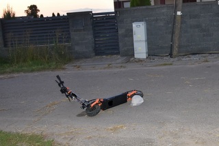 13-latek, który na hulajnodze elektrycznej uderzył głową w asfalt trafił do szpitala