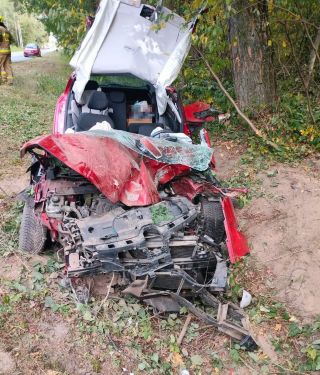 Zjechała z drogi i uderzyła w drzewo