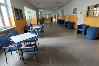 Nowe meble na korytarzach szkolnych w ZSP im. Jana Pawła II w Radzyniu