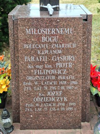 Ślad kapłańskiej obecności - drewniany krzyż w Gąsiorach