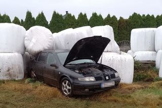 Nietrzeźwy i z dożywotnim zakazem wjechał w bele kiszonki