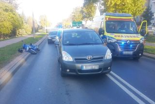 Wypadek w Radzyniu na ul. Wisznickiej: Motorowerzysta uderzył w Toyotę